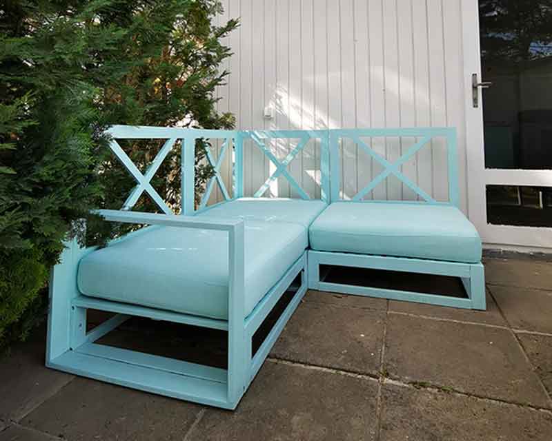 NUSSBLAU Möbelfarbe Exterior im Farbton Baby Blue. Terrassenmöbel Upcycling.
