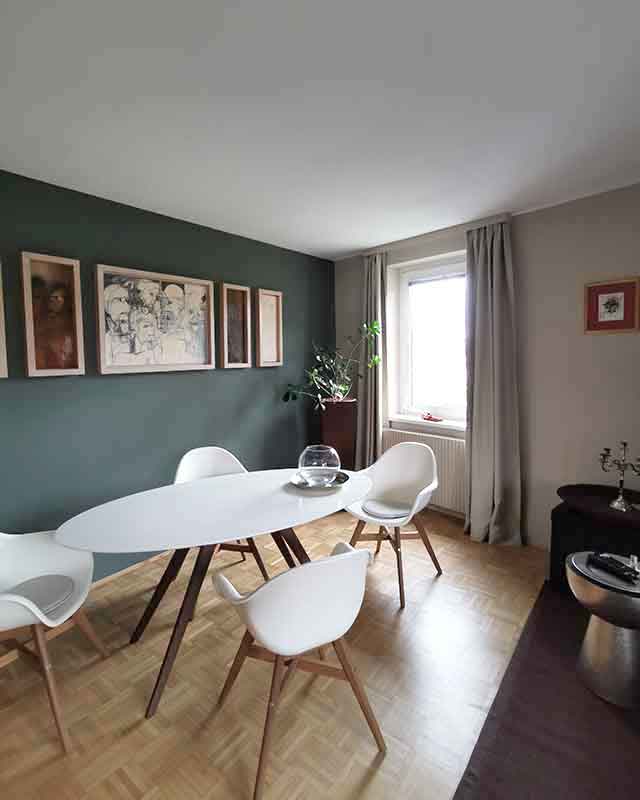 NUSSBLAU Wandfarbe in Herbal Green und Cashmere Beige in einem Wohnzimmer.